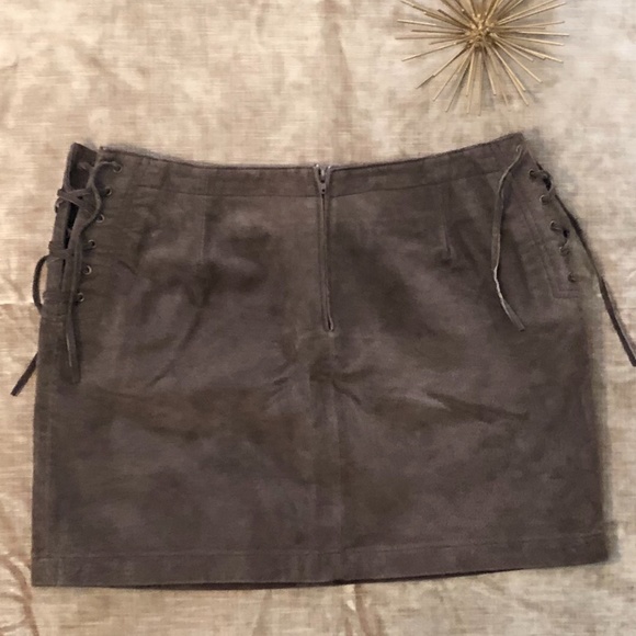 Y2K B.B. Dakota Brown Suede Mini Skirt - Picture 2 of 11